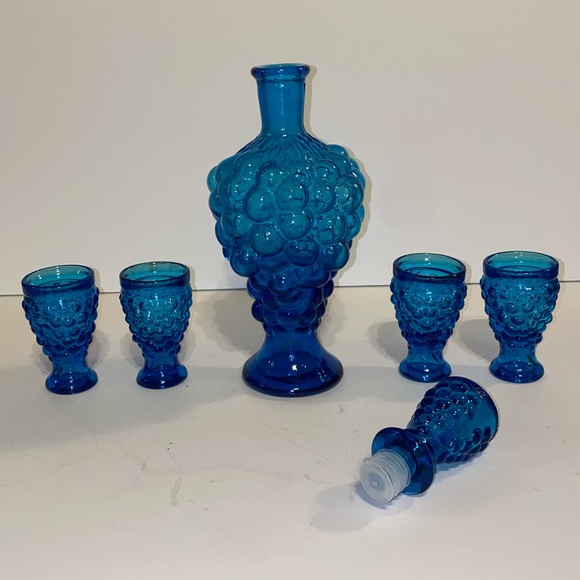 Vintage blue grape glass decanter and shot glass set - Picture 4 of 6